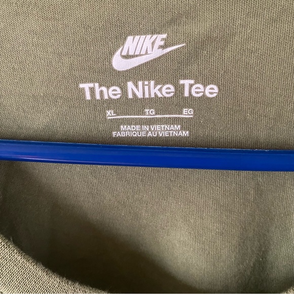 NIKE classic gree t-shirt - Picture 2 of 3
